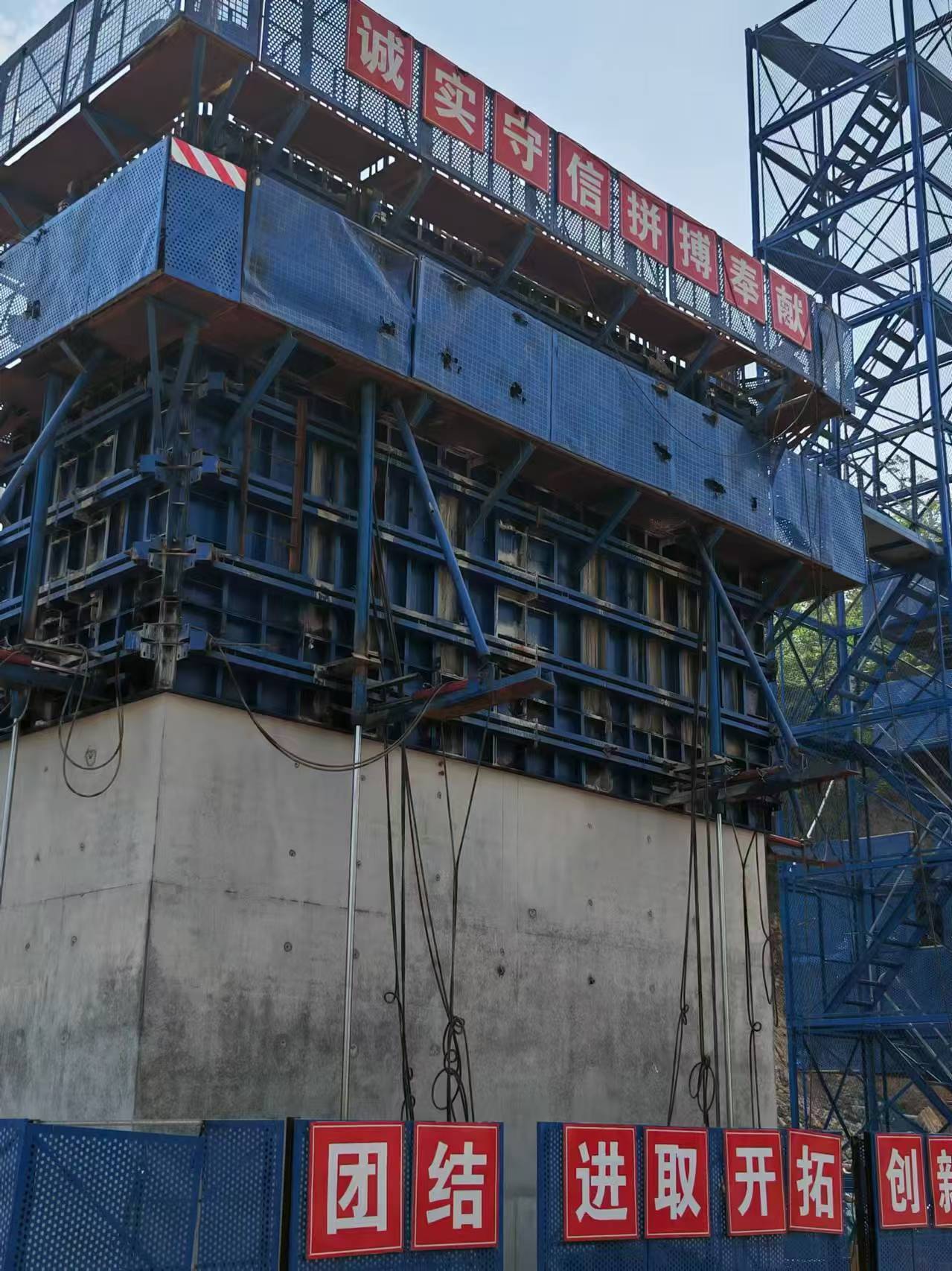 桥梁钢模板如何施工不漏浆